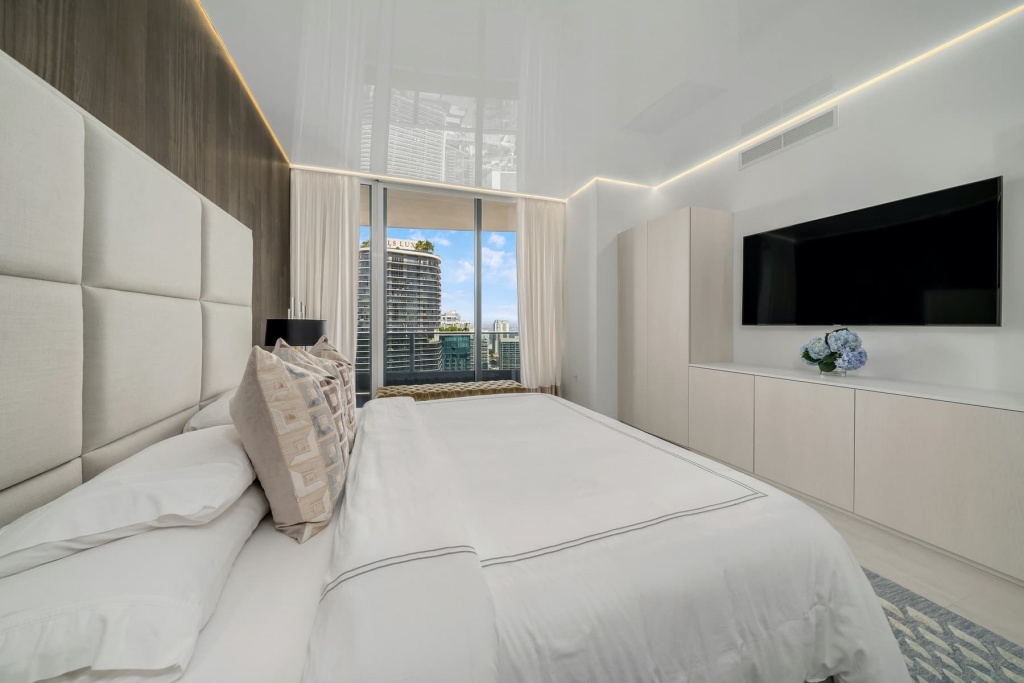 Backlit home stretch ceiling – seamless LED ceiling lighting for villas and luxury apartments Backlit home stretch ceiling – seamless LED ceiling lighting for villas and luxury apartments