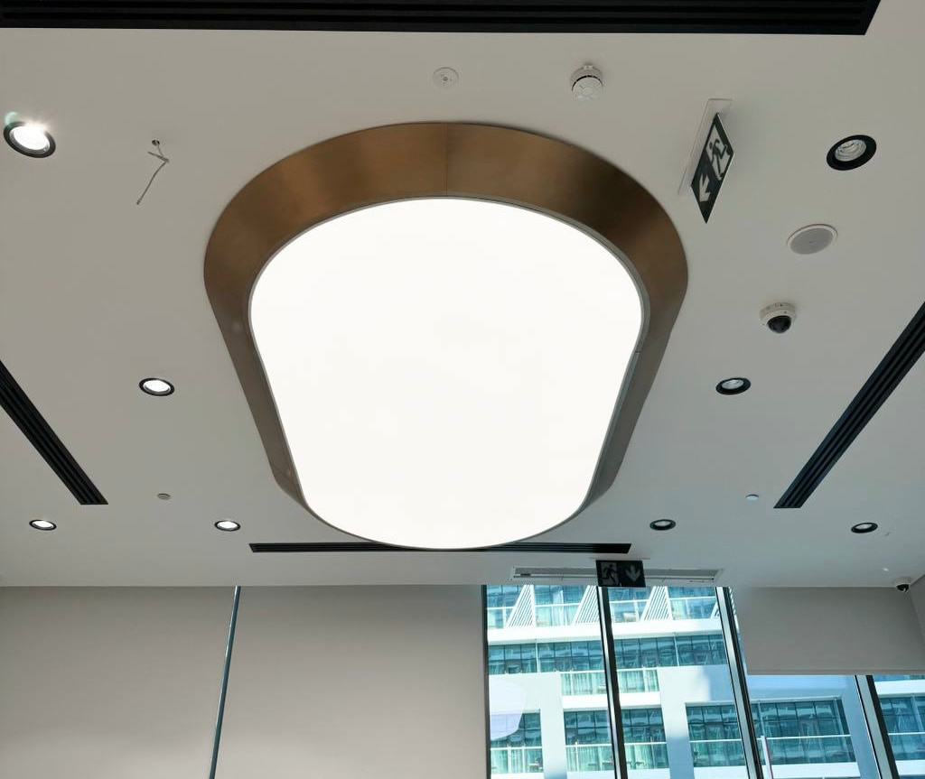 Modern LED architectural lighting in Dubai – ambient and accent lighting integrated into ceiling architecture Modern LED architectural lighting in Dubai – ambient and accent lighting integrated into ceiling architecture