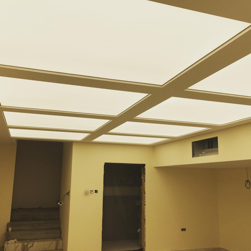 Backlit stretch ceiling advantages – glare-free LED lighting integrated into modern ceiling architecture Backlit stretch ceiling advantages – glare-free LED lighting integrated into modern ceiling architecture