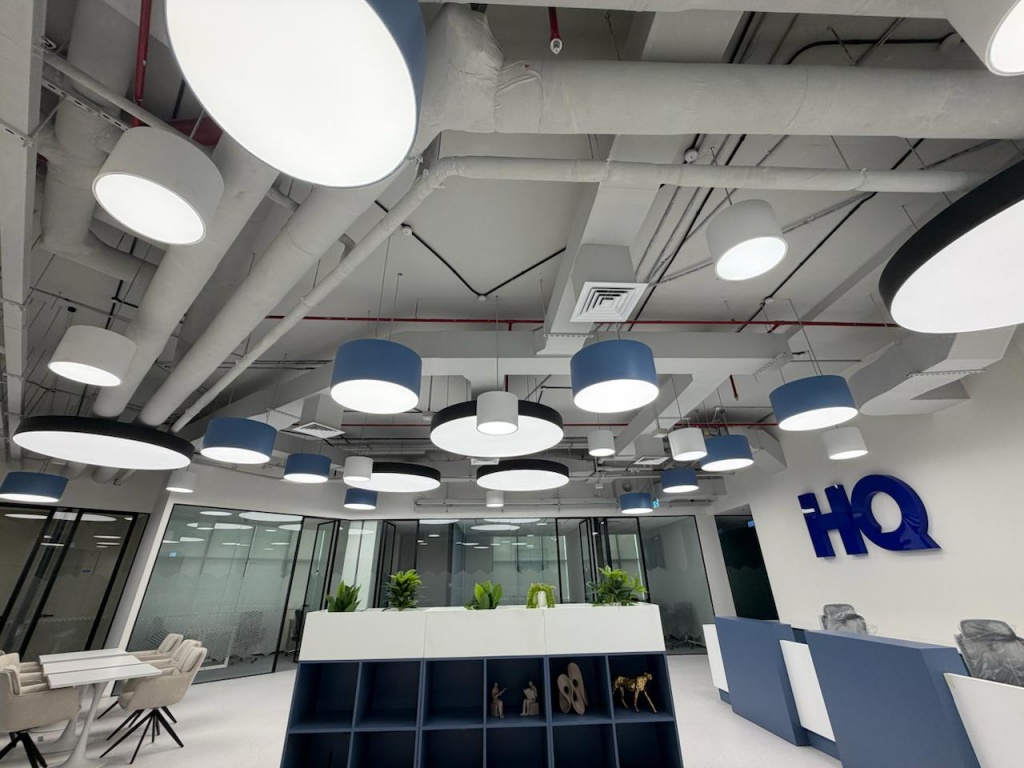 LED coworking office ceiling lighting – modern architectural lighting system for flexible and creative workspaces LED coworking office ceiling lighting – modern architectural lighting system for flexible and creative workspaces