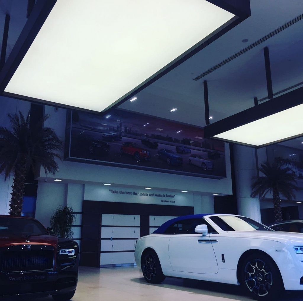 Luxury illuminated stretch ceiling in a modern Dubai villa featuring seamless LED lighting and minimalist architectural ceiling design. Luxury illuminated stretch ceiling in a modern Dubai villa featuring seamless LED lighting and minimalist architectural ceiling design.