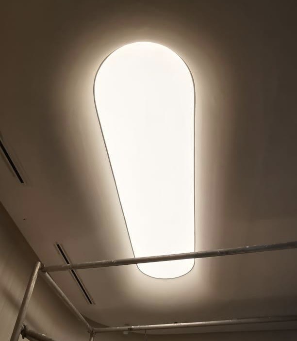 Backlit stretch ceiling vs gypsum ceiling – comparison of LED lighting integration and ceiling construction Backlit stretch ceiling vs gypsum ceiling – comparison of LED lighting integration and ceiling construction
