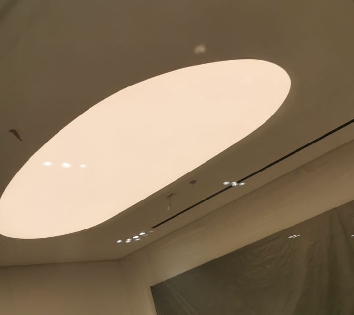 Premium light stretch ceiling installation with integrated 4000K LED system and minimalist architectural design. Premium light stretch ceiling installation with integrated 4000K LED system and minimalist architectural design.