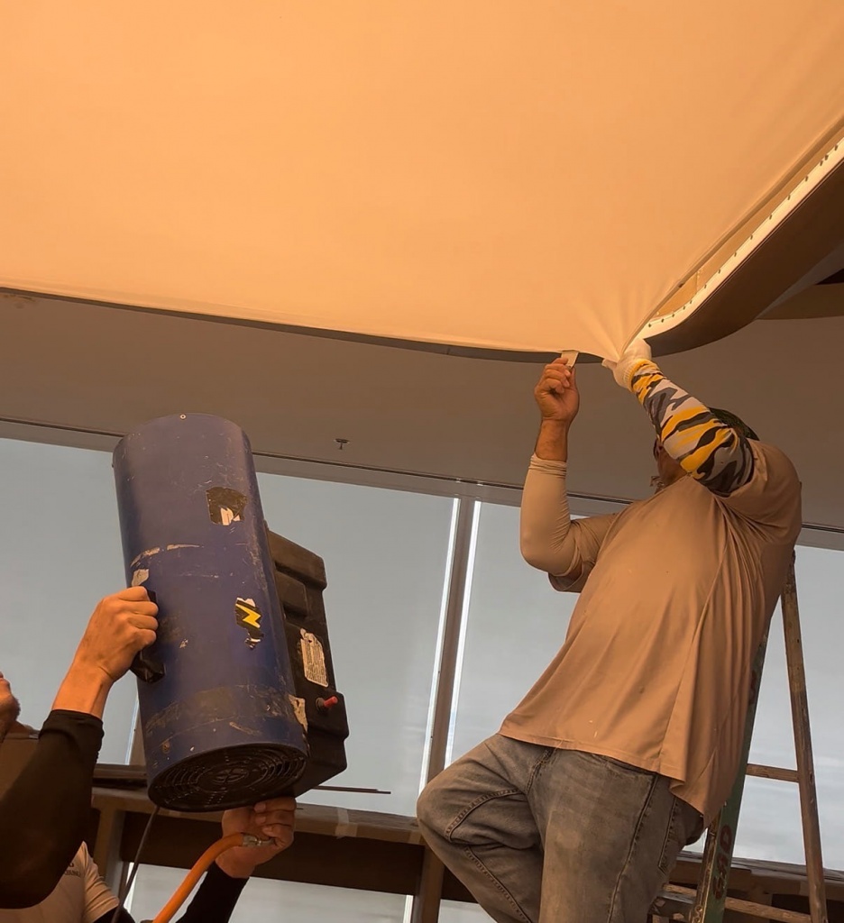 Ceiling contractor in Dubai installing stretch ceiling with LED lighting – professional installation process for modern interiors Ceiling contractor in Dubai installing stretch ceiling with LED lighting – professional installation process for modern interiors