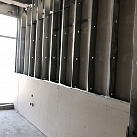 Partition wall with lightweight concrete insulation
